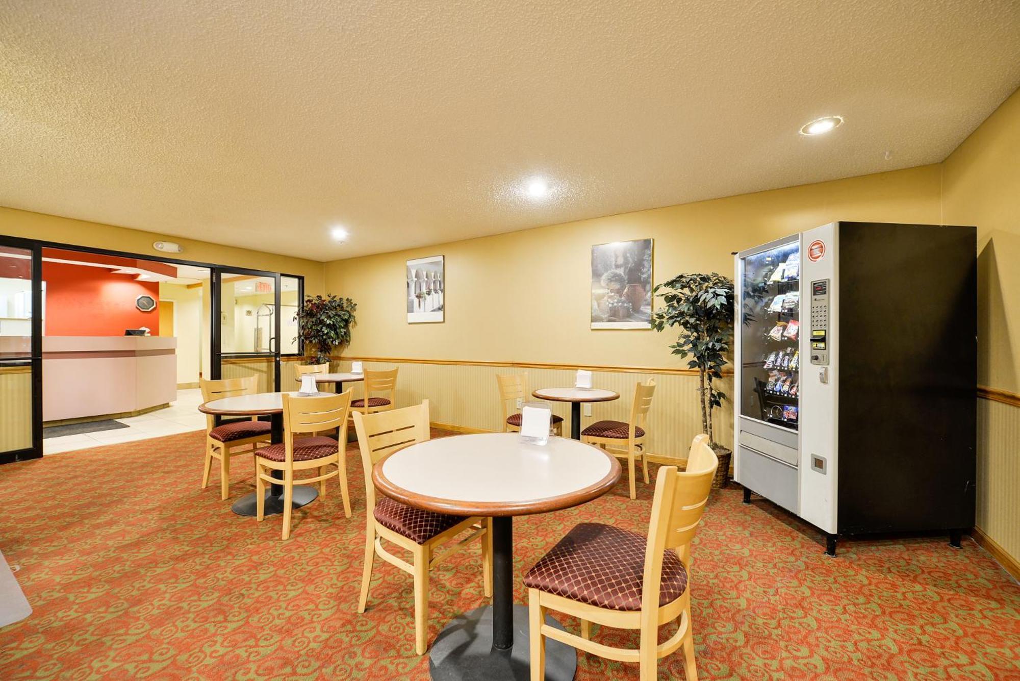 Where to Stay Near Clinton Square Ice Rink: 4 Airport Hotels