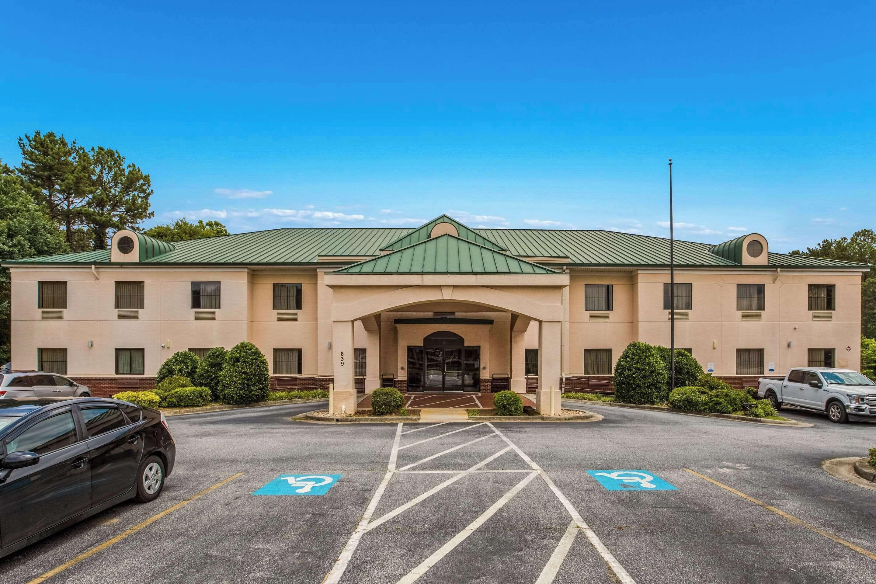 Staying Near Marietta Square: 4 Budget Hotels Compared