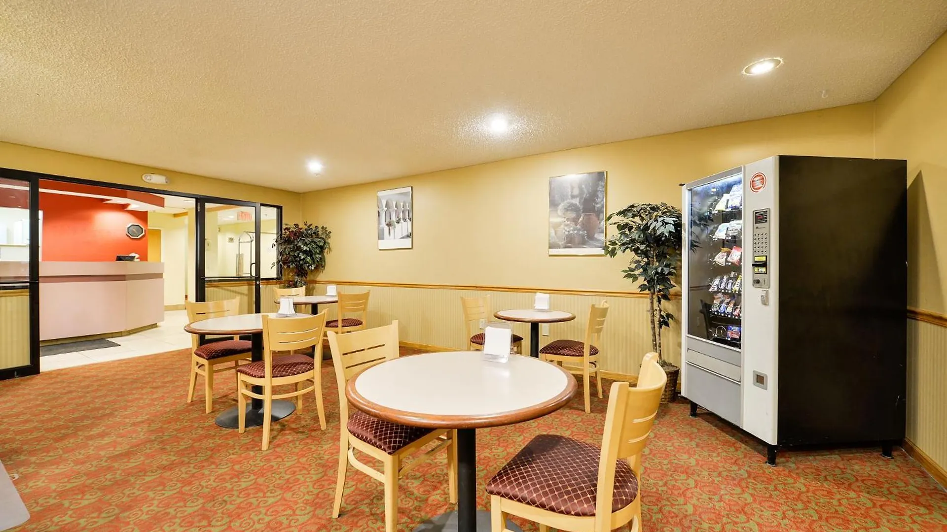 Where to Stay Near Clinton Square Ice Rink: 4 Airport Hotels