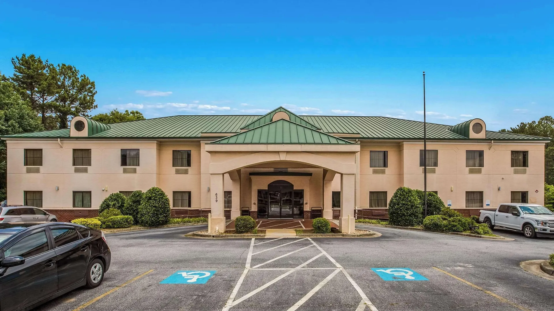 Staying Near Marietta Square: 4 Budget Hotels Compared